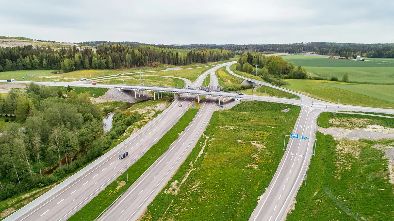 Projektiosas 1A uuendas Destia Oy 12. riigimaantee kaherealiseks uues maastikukoridoris Soramäki ja Okeroineni vahel.
