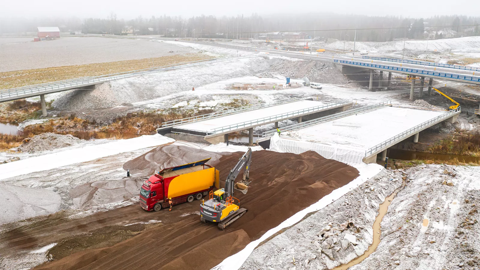 Leca-sorakevennyksen rakentamista Lahden Vt 12 työmaalla